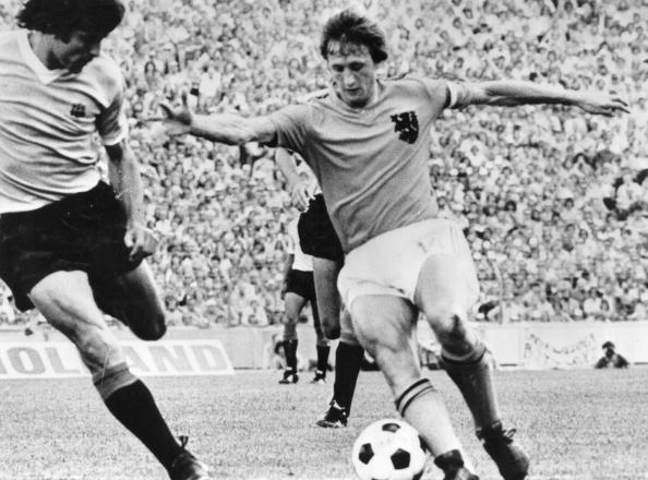 Johan Cruijff contra a Uruguai no Mundial 74