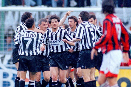 Juventus festeja um dos seis golos da humilhaÃ§Ã£o no Giuseppe Meazza