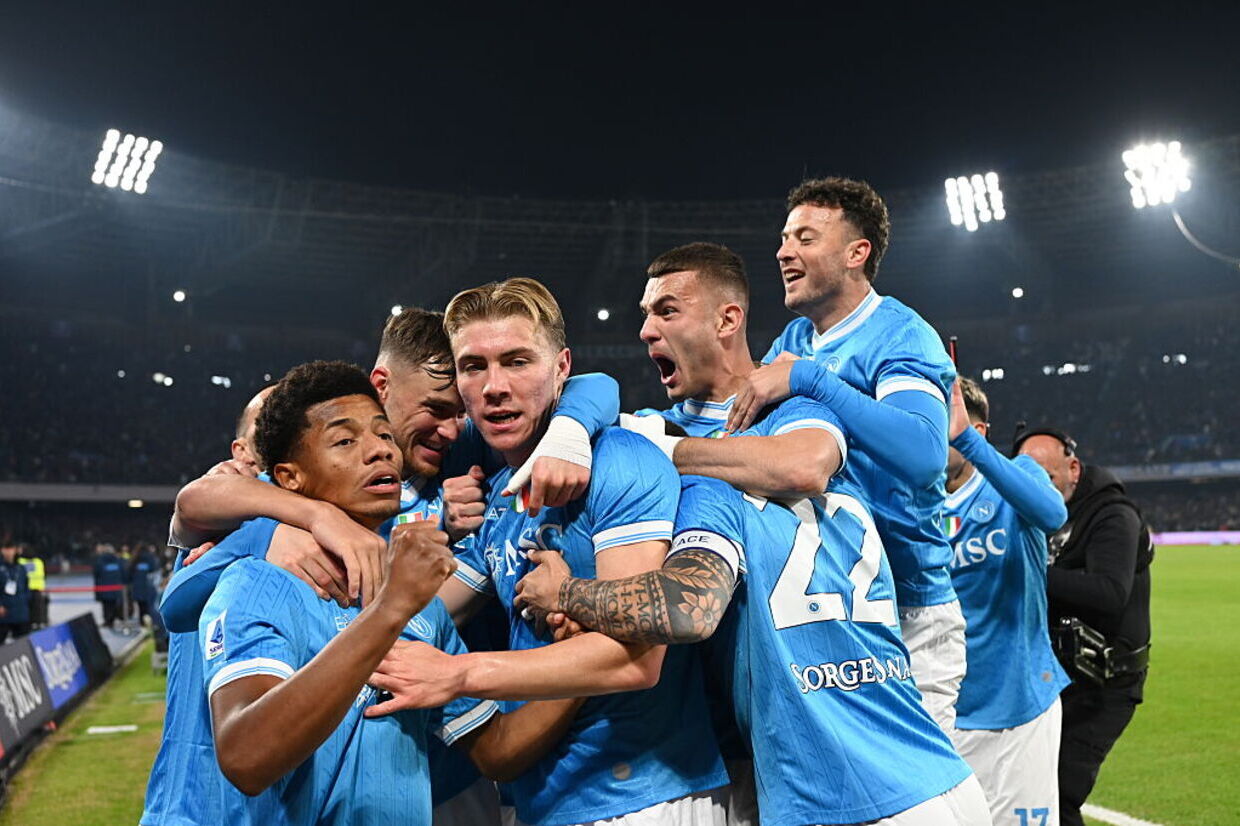 Nápoles vence a Juventus con un doblete de Hojlund y lidera la Serie A