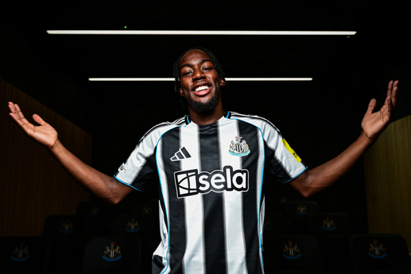 Newcastle anuncia el fichaje de Anthony Elanga