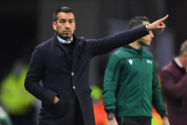 Van Bronckhorst se une al equipo tcnico de Arne Slot