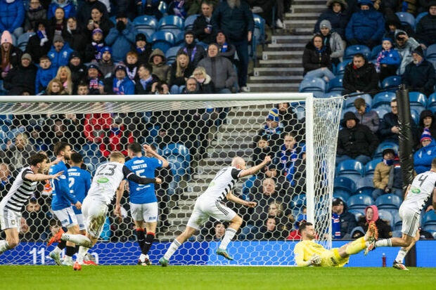 Queen's Park sorprende y elimina a Rangers en emocionante duelo de FA Cup