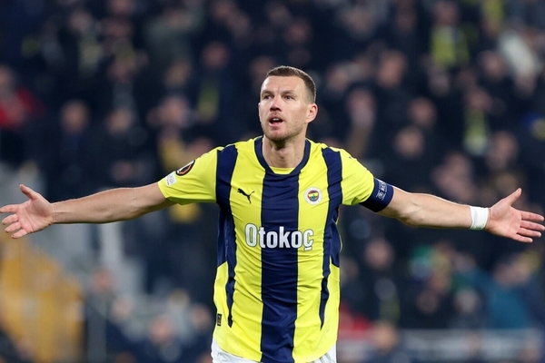 Edin Dzeko se despide del Fenerbahe de Mourinho y queda libre