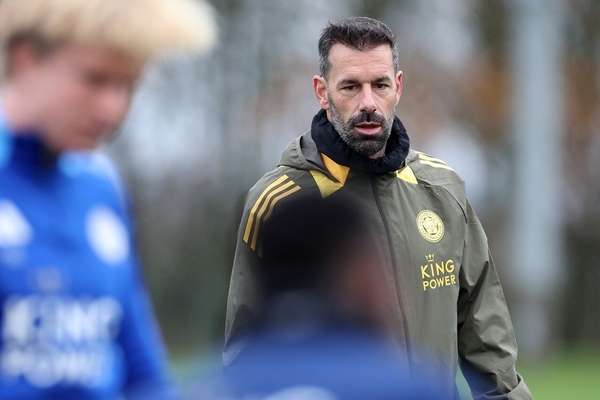 Ruud van Nistelrooy es despedido por el Leicester City