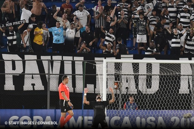 Nacional derrotado por el Corinthians